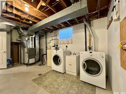 207 Fifth Avenue N, Yorkton, SK - Indoor Photo Showing Laundry Room
