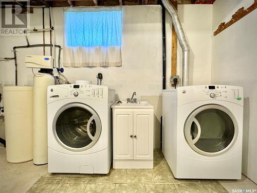 207 Fifth Avenue N, Yorkton, SK - Indoor Photo Showing Laundry Room