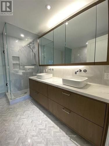 510 - 455 Wellington Street W, Toronto, ON - Indoor Photo Showing Bathroom