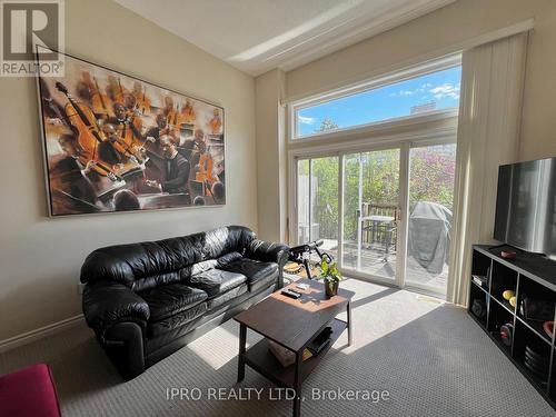 14 - 800 Dundas Street W, Mississauga, ON - Indoor Photo Showing Living Room