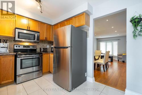 5380 Floral Hill Crescent, Mississauga, ON - Indoor Photo Showing Kitchen