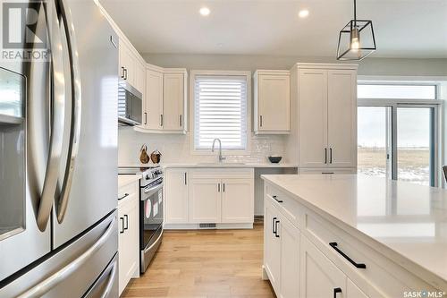 418 Hillside Crescent, Pilot Butte, SK - Indoor Photo Showing Kitchen With Upgraded Kitchen