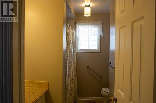 Updated 4-piece, main floor  bathroom - 728 Champlain Drive, Cornwall, ON - Indoor
