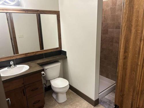 1214 - 7495 Columbia Avenue, Radium Hot Springs, BC - Indoor Photo Showing Bathroom