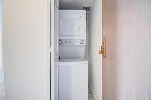 40 Scollard Street|Unit #404, Toronto, ON - Indoor Photo Showing Laundry Room