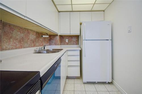40 Scollard Street|Unit #404, Toronto, ON - Indoor Photo Showing Kitchen With Double Sink