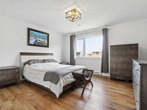 Master bedroom - 425 Rue Des Groseilliers, Otterburn Park, QC - Indoor Photo Showing Bedroom