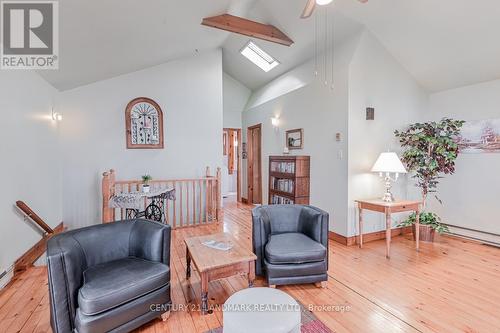4669 Anderson Avenue, Ramara, ON - Indoor Photo Showing Living Room