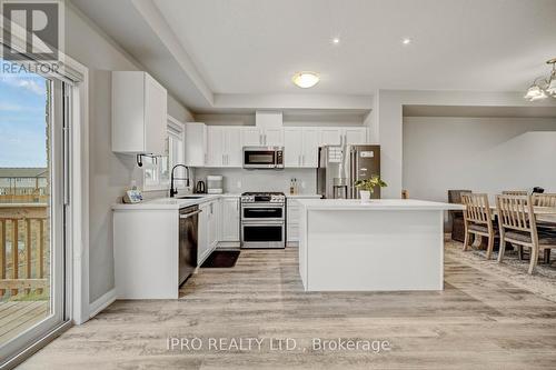 36 Canary Grass Boulevard, Hamilton, ON - Indoor Photo Showing Kitchen
