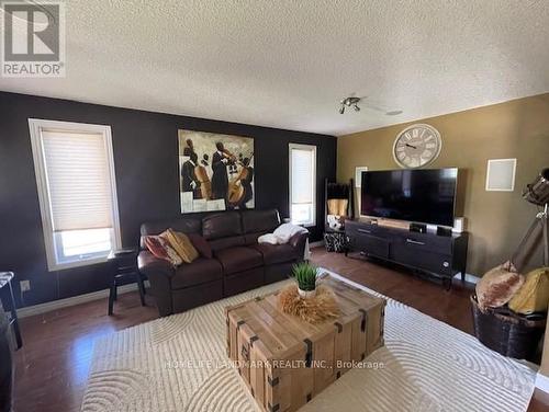 128 Southview Court, Woodstock, ON - Indoor Photo Showing Living Room