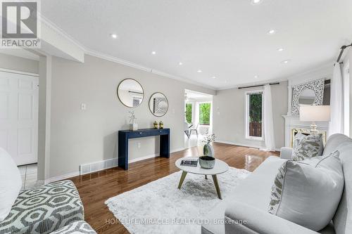 8 Fletcher Court, Guelph, ON - Indoor Photo Showing Living Room