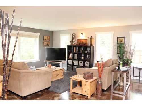 2053 Harris Road, Cranbrook, BC - Indoor Photo Showing Living Room