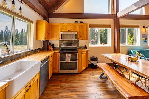 2042 Blaeberry Road, Golden, BC - Indoor Photo Showing Kitchen