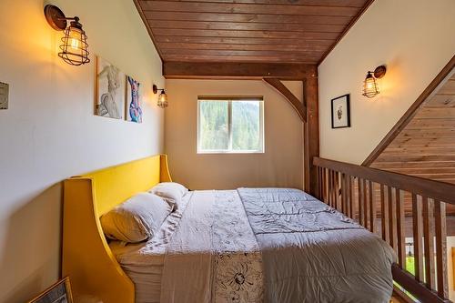 2042 Blaeberry Road, Golden, BC - Indoor Photo Showing Bedroom