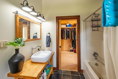 2042 Blaeberry Road, Golden, BC - Indoor Photo Showing Bathroom