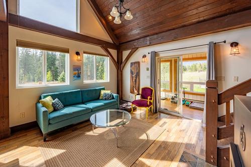 2042 Blaeberry Road, Golden, BC - Indoor Photo Showing Living Room