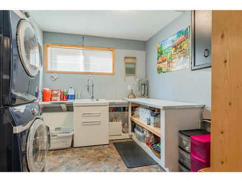 75 Walnut Avenue, Fruitvale, BC - Indoor Photo Showing Laundry Room