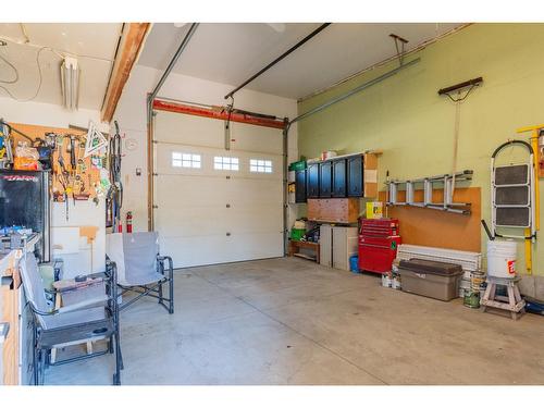75 Walnut Avenue, Fruitvale, BC - Indoor Photo Showing Garage