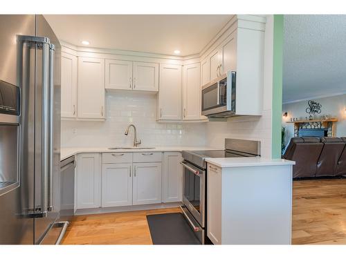 75 Walnut Avenue, Fruitvale, BC - Indoor Photo Showing Kitchen With Upgraded Kitchen