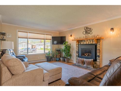 75 Walnut Avenue, Fruitvale, BC - Indoor Photo Showing Living Room With Fireplace