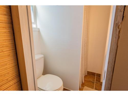 75 Walnut Avenue, Fruitvale, BC - Indoor Photo Showing Bathroom