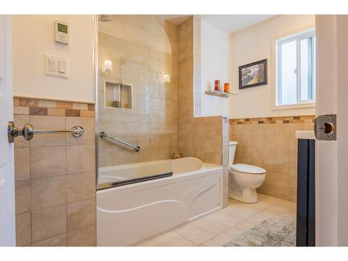 75 Walnut Avenue, Fruitvale, BC - Indoor Photo Showing Bathroom