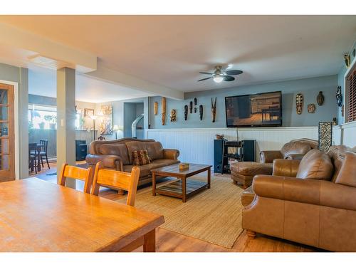 75 Walnut Avenue, Fruitvale, BC - Indoor Photo Showing Living Room
