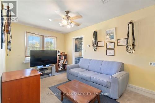 180 Chantler Road, Welland, ON - Indoor Photo Showing Living Room