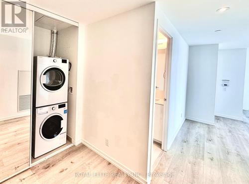 1610 - 1000 Portage Parkway, Vaughan, ON - Indoor Photo Showing Laundry Room