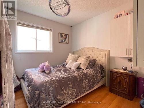 14 Crompton Drive, Barrie (Little Lake), ON - Indoor Photo Showing Bedroom