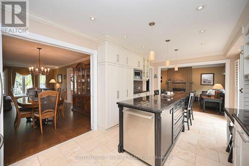 7262 Windrush Court, Mississauga, ON - Indoor Photo Showing Kitchen With Upgraded Kitchen