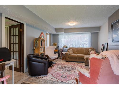 3832 Woodland Drive, Trail, BC - Indoor Photo Showing Living Room