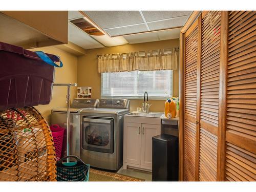 3832 Woodland Drive, Trail, BC - Indoor Photo Showing Laundry Room