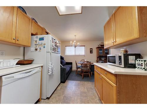 4 - 2504 12Th Street N, Cranbrook, BC - Indoor Photo Showing Kitchen