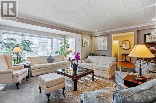 20 Owen Boulevard, Toronto, ON - Indoor Photo Showing Living Room