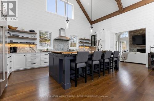 1086 Pennwood Road, Muskoka Lakes, ON - Indoor Photo Showing Kitchen With Upgraded Kitchen