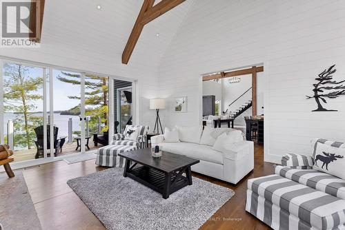 1086 Pennwood Road, Muskoka Lakes, ON - Indoor Photo Showing Living Room