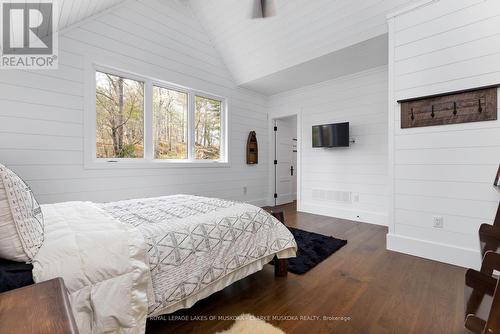 1086 Pennwood Road, Muskoka Lakes, ON - Indoor Photo Showing Bedroom