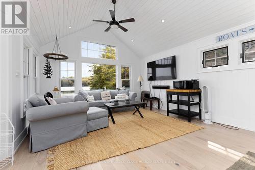 1086 Pennwood Road, Muskoka Lakes, ON - Indoor Photo Showing Living Room