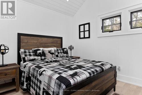 1086 Pennwood Road, Muskoka Lakes, ON - Indoor Photo Showing Bedroom