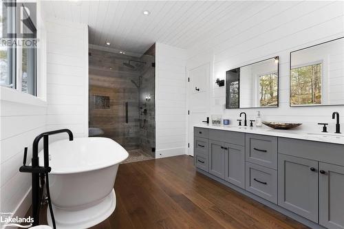 1086 Pennwood Road, Muskoka Lakes, ON - Indoor Photo Showing Bathroom