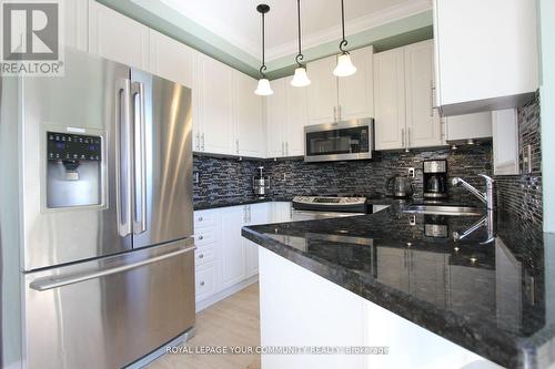 20 Bestview Crescent, Vaughan, ON - Indoor Photo Showing Kitchen With Upgraded Kitchen