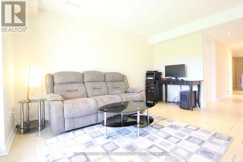 20 Bestview Crescent, Vaughan, ON - Indoor Photo Showing Living Room