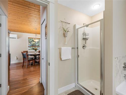 122-1080 Resort Dr, Parksville, BC - Indoor Photo Showing Bathroom