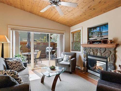 122-1080 Resort Dr, Parksville, BC - Indoor Photo Showing Living Room With Fireplace