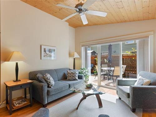 122-1080 Resort Dr, Parksville, BC - Indoor Photo Showing Living Room