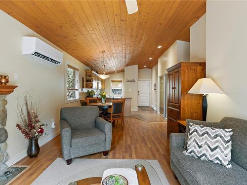 122-1080 Resort Dr, Parksville, BC - Indoor Photo Showing Living Room