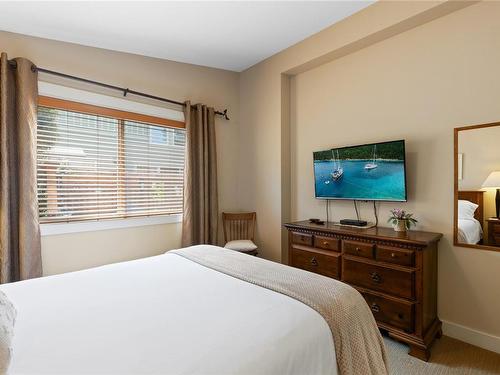 122-1080 Resort Dr, Parksville, BC - Indoor Photo Showing Bedroom