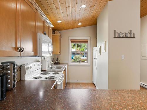 122-1080 Resort Dr, Parksville, BC - Indoor Photo Showing Kitchen