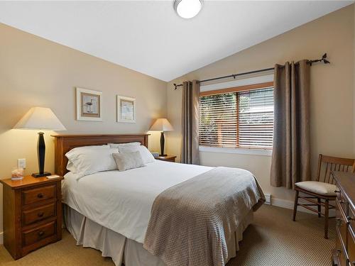122-1080 Resort Dr, Parksville, BC - Indoor Photo Showing Bedroom